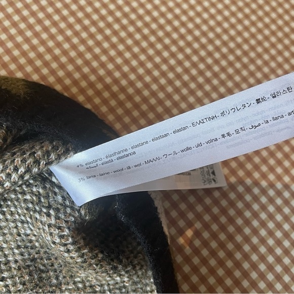 Zara Camouflage print sweater skirt.
NWT. Small - Picture 12 of 13